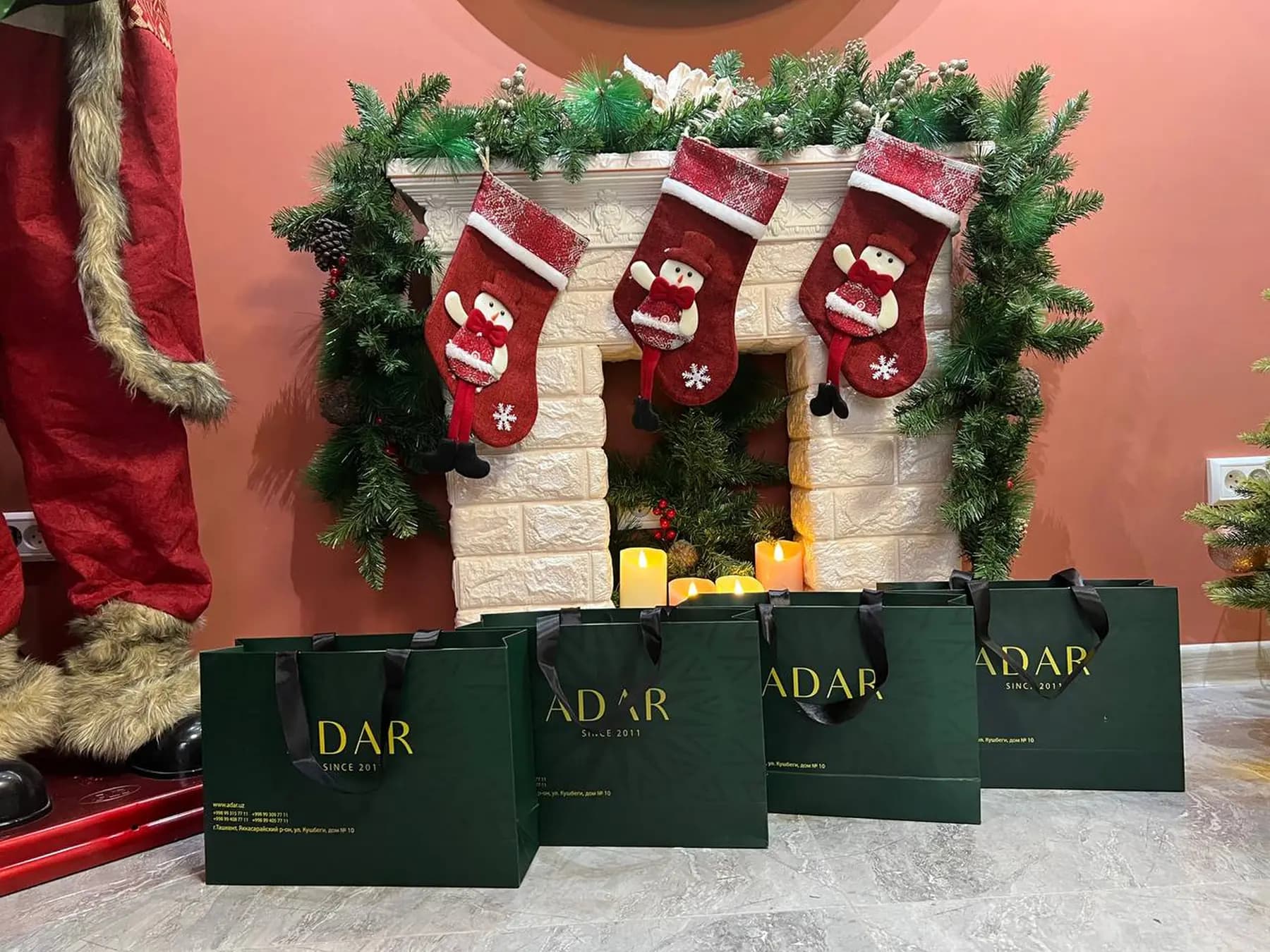Фирменные пакеты ADAR у новогоднего камина