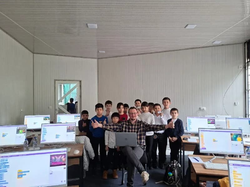 Ученики и преподаватель в классе Delta IT-School