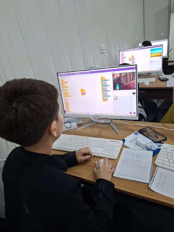 Ученик Delta IT-School собирает программу из блоков