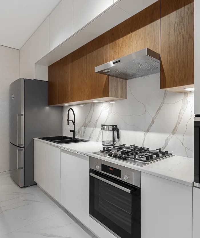 Кухня со шпоном дуба наверху и матовыми фасадами внизу